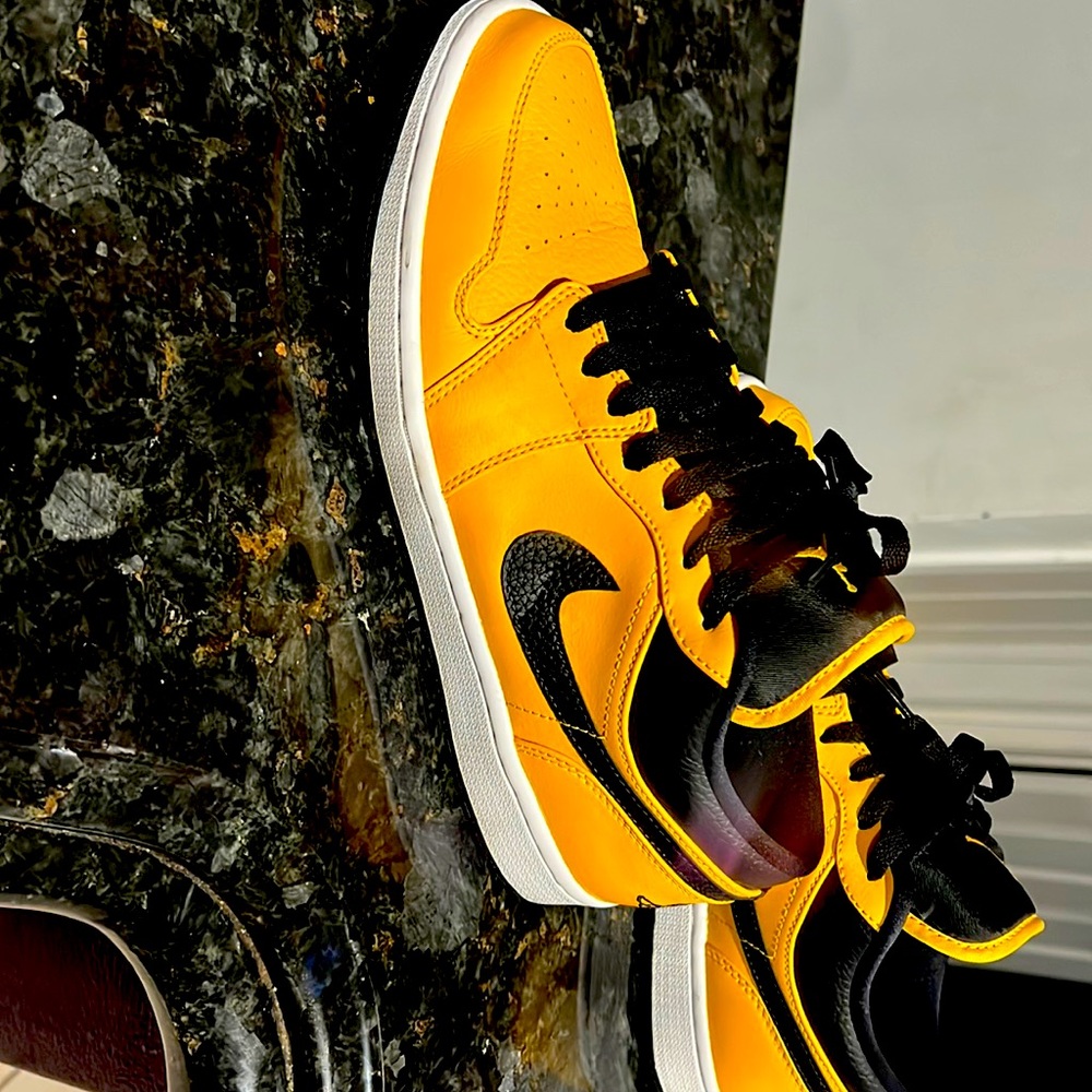 Jordan 1 low university gold size 10